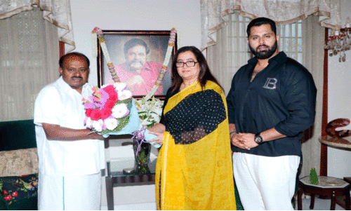 മാ​ണ്ഡ്യ​യി​ൽ പി​ടി​വി​ടാ​തെ സു​മ​ല​ത