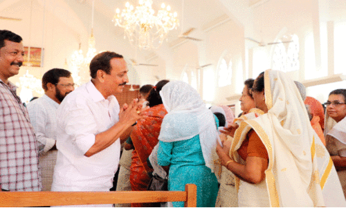 ദേ​വാ​ല​യ​ങ്ങ​ളി​ൽ ആ​ശം​സ​ക​ളു​മാ​യി സ്ഥാ​നാ​ർ​ഥി​ക​ൾ