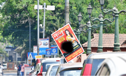 മാ​റ്റി​യാ​ലും തി​രി​ച്ചെ​ത്തി പ​ര​സ്യ ബോ​ർ​ഡു​ക​ൾ