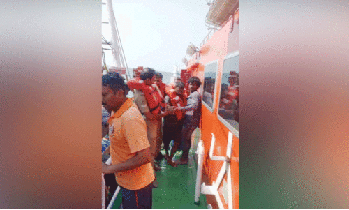 മ​ത്സ്യ​ബ​ന്ധ​ന​ത്തി​നി​ടെ കു​ഴ​ഞ്ഞു​വീ​ണ തൊ​ഴി​ലാ​ളി​യെ ര​ക്ഷ​പ്പെ​ടു​ത്തി