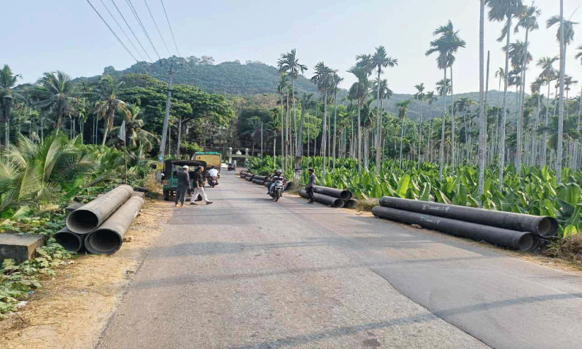 റോഡിന് ഇരുഭാഗത്തും കൂറ്റന് പൈപ്പുകള്; ഗതാഗതക്കുരുക്കിലമര്ന്ന് മലയോര റോഡുകള് റോഡിന് ഇരുഭാഗത്തും കൂറ്റന് പൈപ്പുകള്; ഗതാഗതക്കുരുക്കിലമര്ന്ന് മലയോര റോഡുകള്