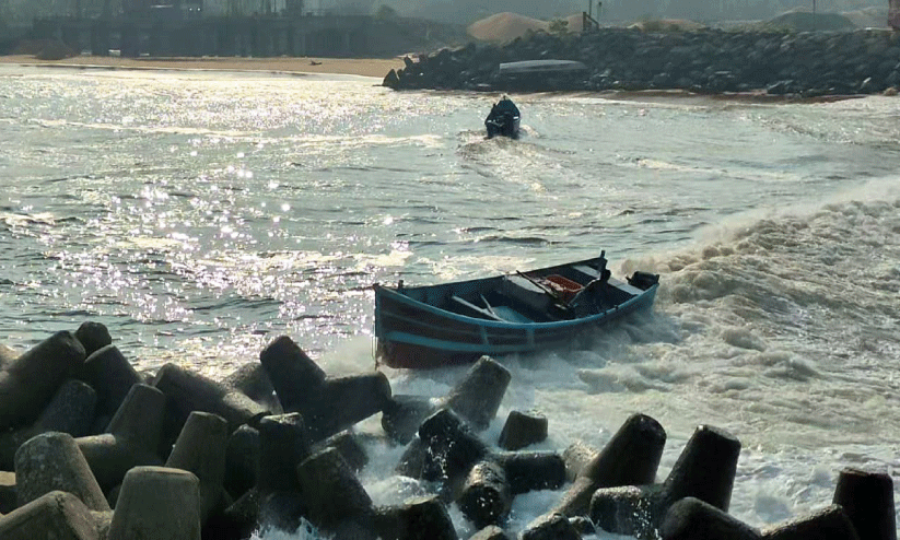 കടലാക്രമണം; മുതലപ്പൊഴിയിൽ നിരവധി വള്ളങ്ങൾ അപകടത്തിൽപെട്ടു