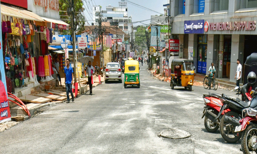 സ്റ്റാച്യു- ജനറല് ആശുപത്രി റോഡ് തുറന്നു; യാത്രാദുരിതത്തിന് ആശ്വാസം സ്റ്റാച്യു- ജനറല് ആശുപത്രി റോഡ് തുറന്നു; യാത്രാദുരിതത്തിന് ആശ്വാസം