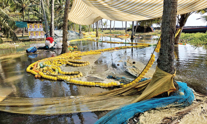 ക​ട​ലേ​റ്റ​ത്തി​ന്‍റെ രൂ​ക്ഷ​ത കു​റ​ഞ്ഞു; ആ​ശ​ങ്കയൊഴി​യാ​തെ തീ​രം