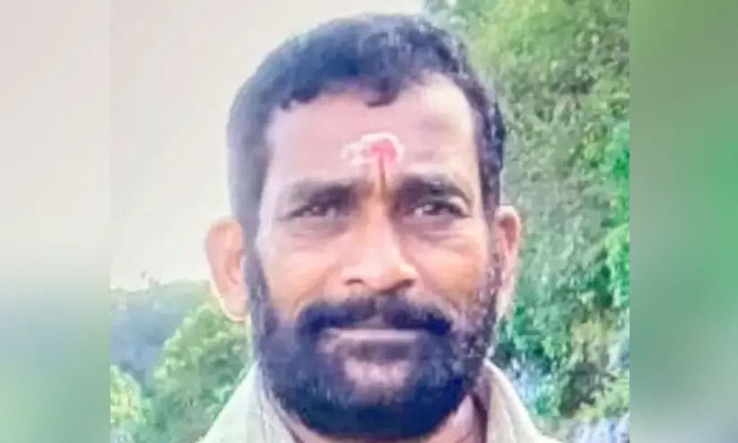 തൃശൂരിൽ തെരഞ്ഞെടുപ്പ് പ്രചാരണത്തിന് കൊടി കെട്ടുന്നതിനിടെ ബി.ജെ.പി പ്രവർത്തകൻ കോണിയിൽനിന്ന് വീണ് മരിച്ചു തൃശൂരിൽ തെരഞ്ഞെടുപ്പ് പ്രചാരണത്തിന് കൊടി കെട്ടുന്നതിനിടെ ബി.ജെ.പി പ്രവർത്തകൻ കോണിയിൽനിന്ന് വീണ് മരിച്ചു