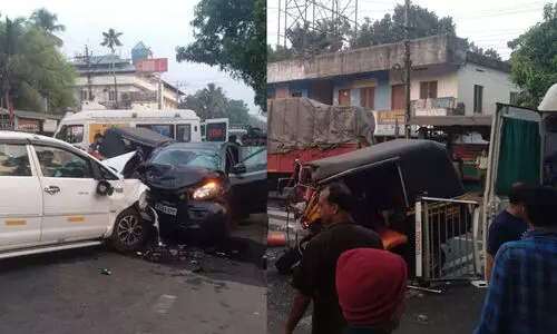 പെരുമ്പാവൂരിൽ മൂന്ന് വാഹനങ്ങൾ കൂട്ടിയിടിച്ചു; ഒരാള്‍ മരിച്ചു; അഞ്ചു പേര്‍ക്ക് പരിക്ക്