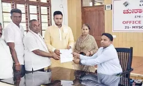 നാ​മ​നി​ർ​ദേ​ശ പ​ത്രി​ക സ​മ​ർ​പ്പി​ക്കു​ന്നു