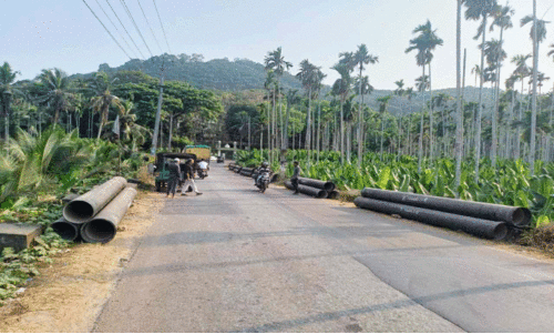 റോഡിന് ഇരുഭാഗത്തും കൂറ്റന്‍ പൈപ്പുകള്‍; ഗതാഗതക്കുരുക്കിലമര്‍ന്ന് മലയോര റോഡുകള്‍