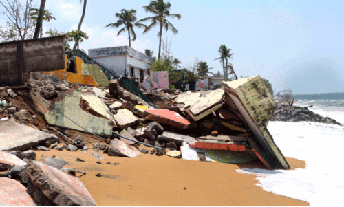 പ്രതിഷേധത്തിരയുടെ മുന്നിൽ തീരദേശ പാത നിശ്​ചലം