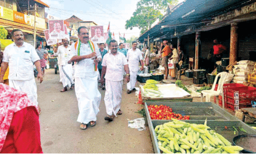 ഇ​ഫ്താ​റി​ൽ വോ​ട്ടു​തേ​ടി ബെ​ന്നി ബെ​ഹ​നാ​ൻ
