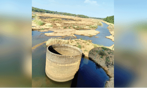 കു​ടി​വെ​ള്ളം കി​ട്ടാ​താ​യി​ട്ട് ര​ണ്ടാ​ഴ്ച; എ​ത്തും​പി​ടി​യു​മി​ല്ലാ​തെ അ​ധി​കൃ​ത​ർ