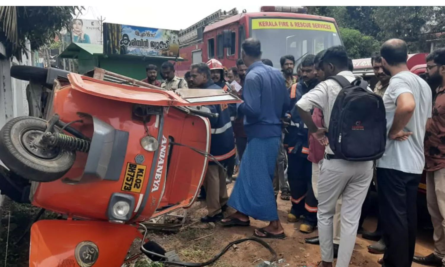കെ.എസ്.ആർ.ടി.സി ബസിടിച്ച് ഗ്യാസ് സിലിണ്ടർ കയറ്റിയ പെട്ടി ഓട്ടോ മറിഞ്ഞു