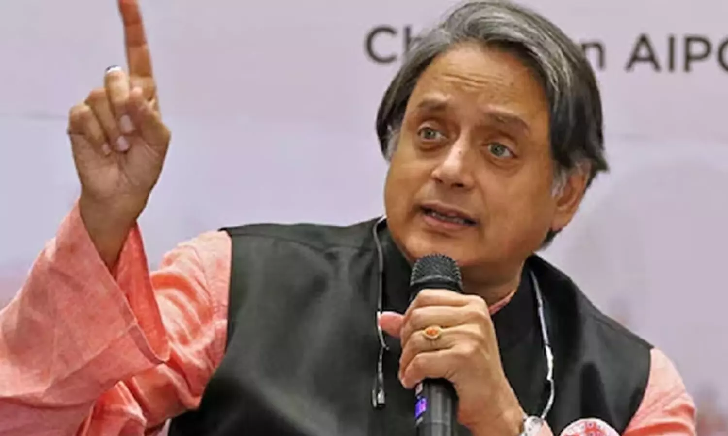 തിരുവനന്തപുരത്ത് മൽസരം കോൺഗ്രസും ബി.ജെ.പിയും തമ്മിലാണെന്ന് ശശി തരൂർ