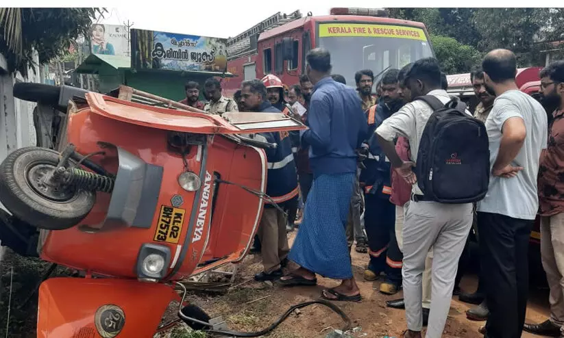 കെ.എസ്.ആർ.ടി.സി ബസിടിച്ച് ഗ്യാസ് സിലിണ്ടർ കയറ്റിയ പെട്ടി ഓട്ടോ മറിഞ്ഞു