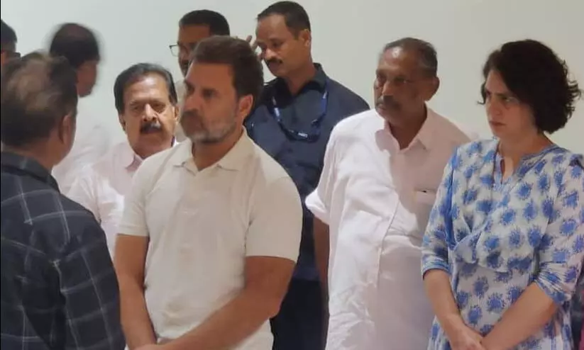 രാഹുൽ ഗാന്ധിയെ കണ്ട് സിദ്ധാർത്ഥന്റെ പിതാവ്; നിവേദനം നൽകി രാഹുൽ ഗാന്ധിയെ കണ്ട് സിദ്ധാർത്ഥന്റെ പിതാവ്; നിവേദനം നൽകി