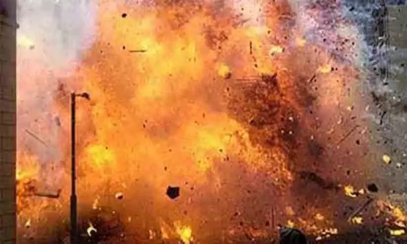 സ്ഫോടകവസ്തു നിർമാണത്തിനിടെ പൊട്ടിത്തെറി; നാലുപേർക്ക് പരിക്ക്, 17കാരന്റെ കൈപ്പത്തികൾ അറ്റു