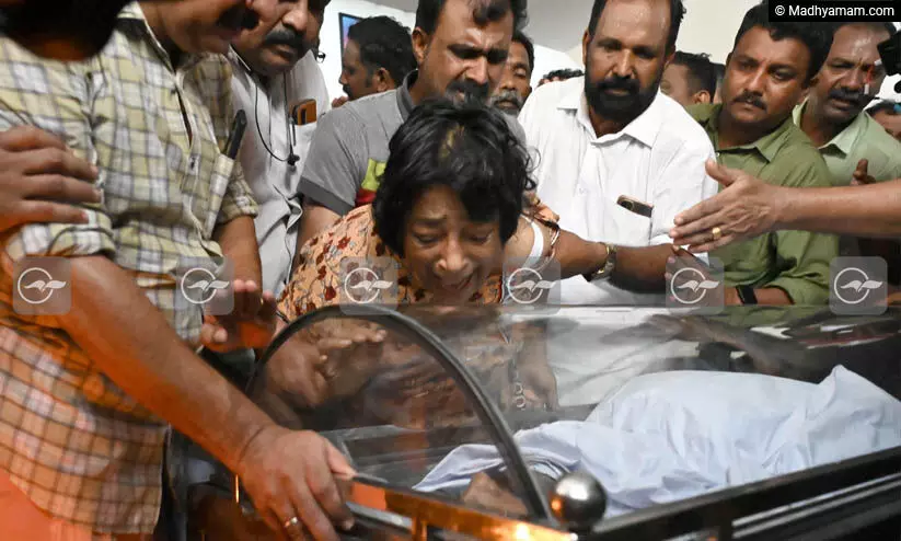 കണ്ണീരോടെ നാട് വിടചൊല്ലി; ടി.ടി.ഇ വിനോദിന്റെ മൃതദേഹം സംസ്കരിച്ചു കണ്ണീരോടെ നാട് വിടചൊല്ലി; ടി.ടി.ഇ വിനോദിന്റെ മൃതദേഹം സംസ്കരിച്ചു