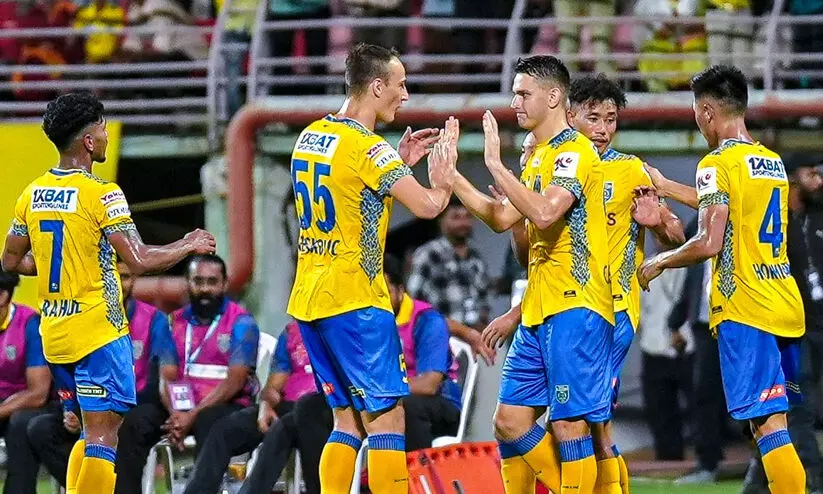 പത്തു പേരിലേക്ക് ചുരുങ്ങി ബ്ലാസ്റ്റേഴ്സ്; ഈസ്റ്റ് ബംഗാളിനെതിരെ ഒപ്പത്തിനൊപ്പം പത്തു പേരിലേക്ക് ചുരുങ്ങി ബ്ലാസ്റ്റേഴ്സ്; ഈസ്റ്റ് ബംഗാളിനെതിരെ ഒപ്പത്തിനൊപ്പം