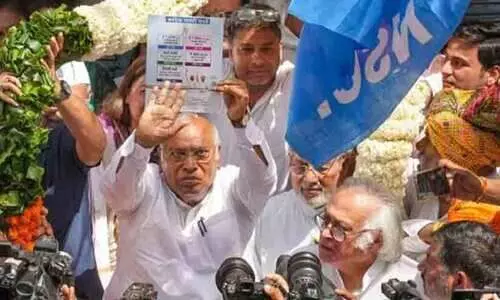 വീടുവീടാന്തരം ഗാരന്റി കാർഡുമായി കോൺഗ്രസ്