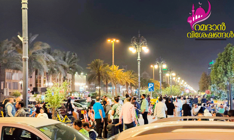 crowd in tahlia street During ramadan