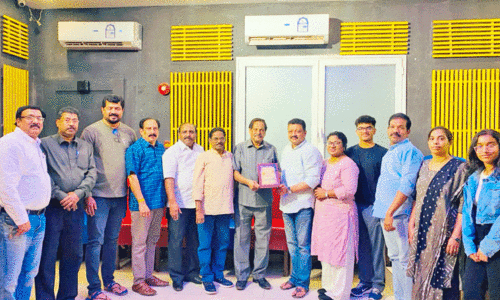 OICC gives present to Manoj channapetta