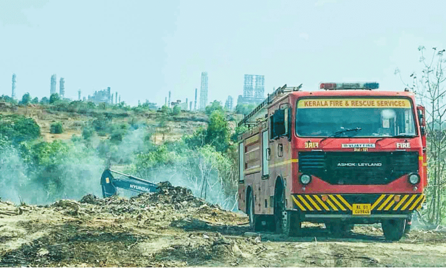 ബ്രഹ്മപുരത്ത് പ്ലാസ്റ്റിക്​ മാലിന്യ തീ അണക്കാൻ ശ്രമം