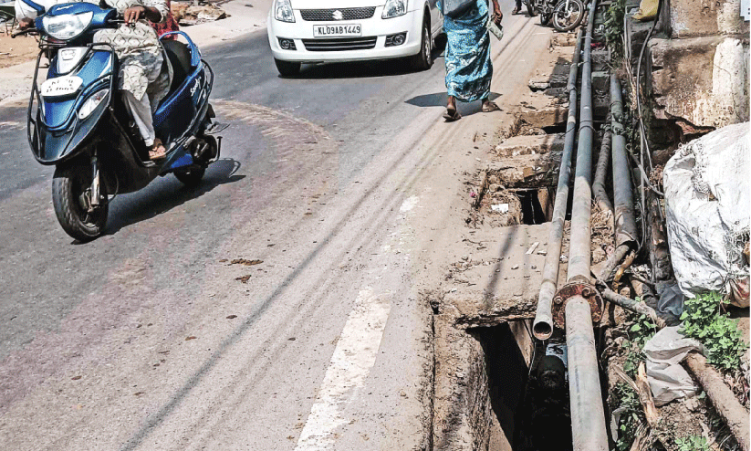 ശുചീകരിച്ച ഓടകളിലെ തകർന്ന സ്ലാബ് സ്ഥാപിച്ചില്ല; അപകടം വർധിച്ചു ശുചീകരിച്ച ഓടകളിലെ തകർന്ന സ്ലാബ് സ്ഥാപിച്ചില്ല; അപകടം വർധിച്ചു