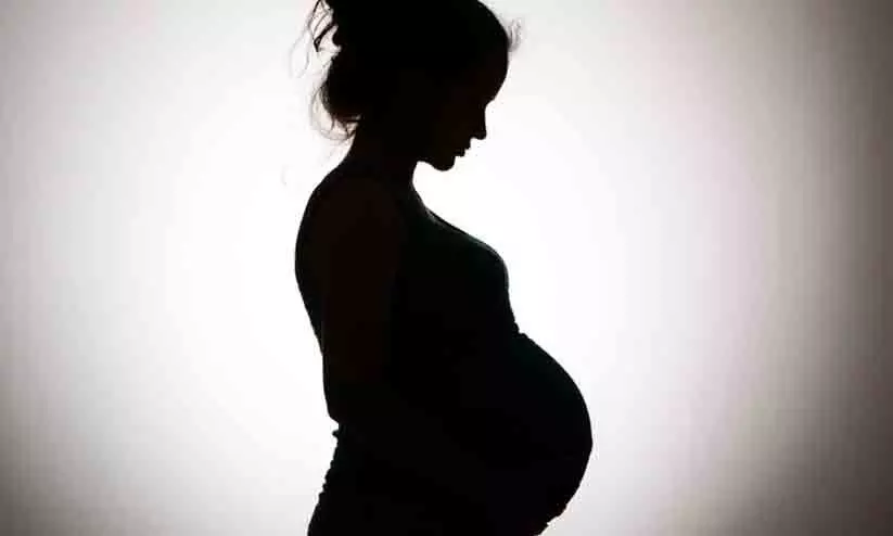 ഗർഭിണി​ക്ക് ചികിത്സ നിഷേധിച്ചു, പ്രസവിച്ചത് ആശുപത്രി ഗേറ്റിന് മുന്നിൽ; മൂന്ന് ഡോക്ടർമാർക്ക് സസ്പെൻഷൻ