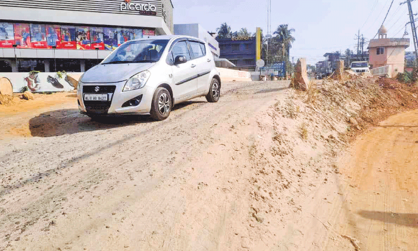പാലംപണി തീരാതെ പെരിന്തൽമണ്ണ-ഊട്ടി റോഡ്; ഇന്ധന ടാങ്കർ മറിഞ്ഞിട്ടും റോഡ് നന്നാക്കിയില്ല, അപകടക്കെണിയൊരുക്കി പെരിന്തൽമണ്ണ ടൗൺ പാലംപണി തീരാതെ പെരിന്തൽമണ്ണ-ഊട്ടി റോഡ്; ഇന്ധന ടാങ്കർ മറിഞ്ഞിട്ടും റോഡ് നന്നാക്കിയില്ല, അപകടക്കെണിയൊരുക്കി പെരിന്തൽമണ്ണ ടൗൺ