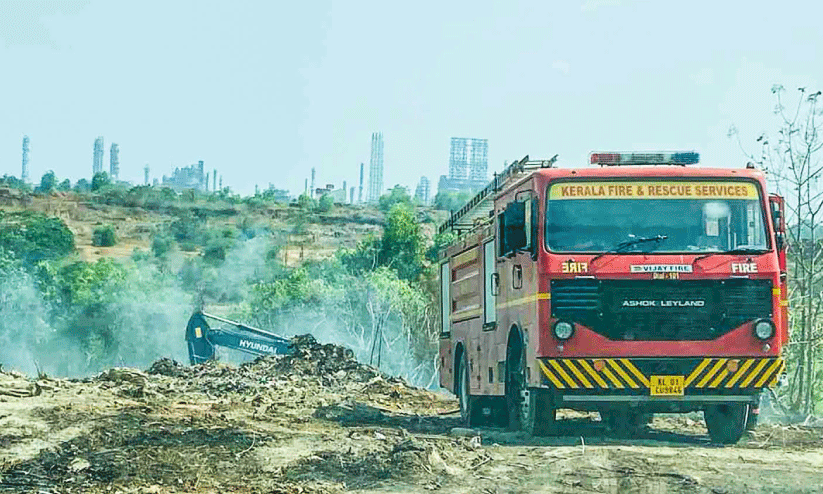 ബ്രഹ്മപുരത്ത് പ്ലാസ്റ്റിക്​ മാലിന്യ തീ അണക്കാൻ ശ്രമം