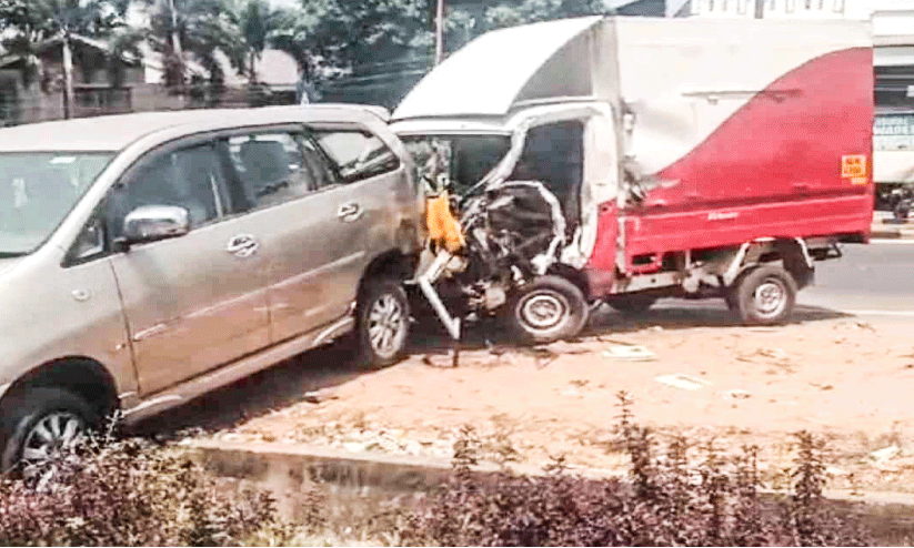 നെട്ടൂരിൽ വാഹനാപകടം: നാലു പേർക്ക് പരിക്ക്