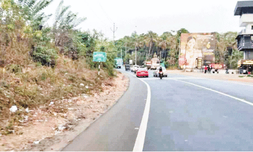 നടപ്പാതയും കൈവരിയുമില്ല; കാൽനട യാത്രക്ക് സുരക്ഷാ ഭീഷണി നടപ്പാതയും കൈവരിയുമില്ല; കാൽനട യാത്രക്ക് സുരക്ഷാ ഭീഷണി