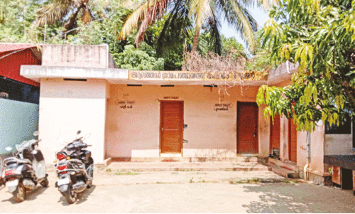 closed toilet at alathur bus stand