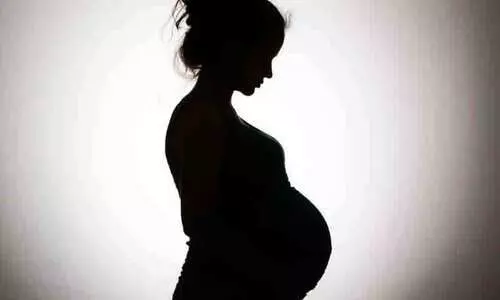 ഗർഭിണി​ക്ക് ചികിത്സ നിഷേധിച്ചു, പ്രസവിച്ചത് ആശുപത്രി ഗേറ്റിന് മുന്നിൽ; മൂന്ന് ഡോക്ടർമാർക്ക് സസ്പെൻഷൻ