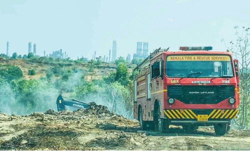 ബ്രഹ്മപുരത്ത് പ്ലാസ്റ്റിക്​ മാലിന്യ തീ അണക്കാൻ ശ്രമം