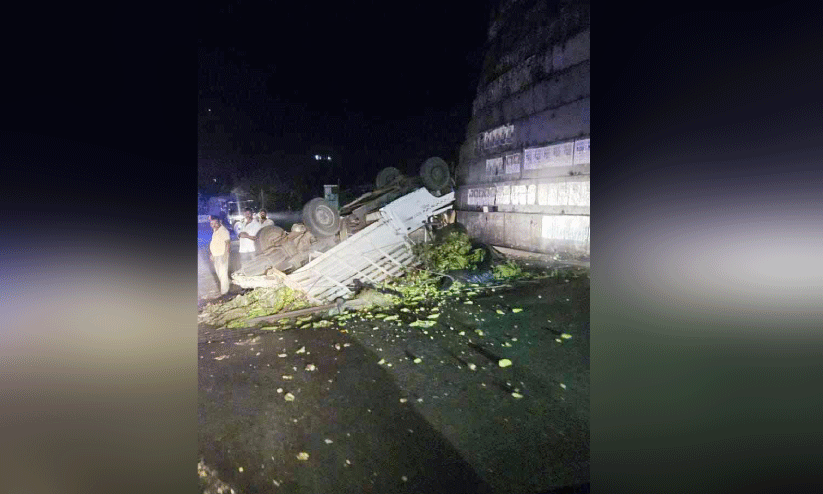 ചുരത്തില്‍ പിക്കപ്പ് വാന്‍ താഴ്ചയിലേയ്ക്ക് മറിഞ്ഞ് രണ്ടുപേര്‍ക്ക് പരിക്ക്