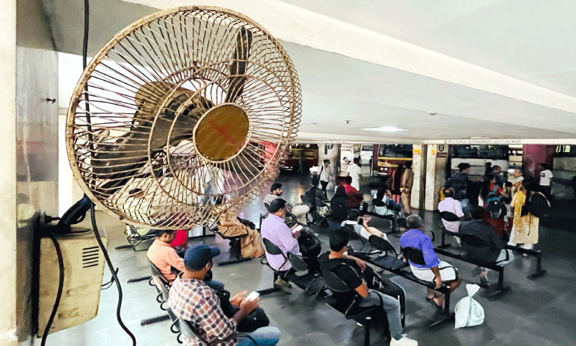 കറങ്ങാത്ത ഫാനുകൾക്കടിയിൽ കൊടും ചൂടിൽ ബസ് കാത്തിരിപ്പ്