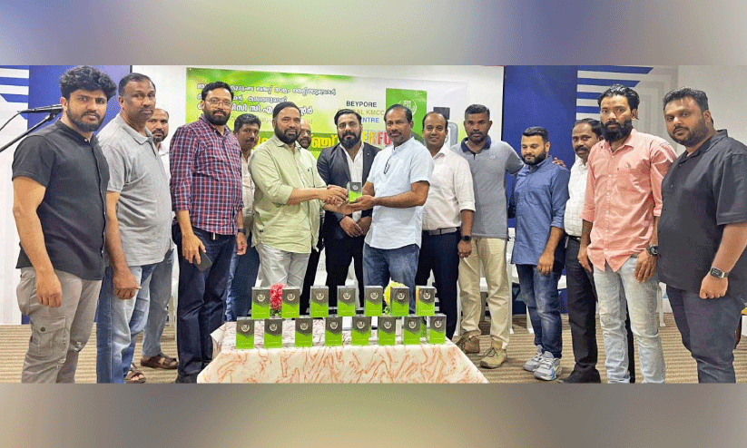 KMCC Beypur Mandalam Perfume Challenge inaugurating State President Nasser Al Mashhoor Tanghal by giving to Zakir Hussain.