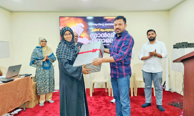 ഖു​ർ​ആ​നി​ന്റെ ത​ണ​ലി​ൽ: ക്വി​സ് മ​ത്സ​ര വി​ജ​യി​ക​ൾ