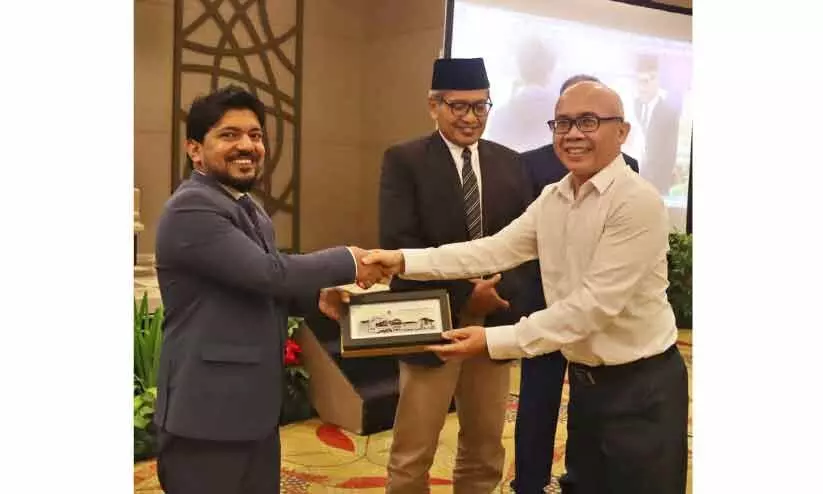 2023 നവംബറിൽ ജകാർത്തയിൽ നടന്ന രാജ്യാന്തര സെമിനാറിൽ അബ്ബാസ് പനക്കലിന് സംഘാടകർ ആദരം സമ്മാനിക്കുന്നു 2023 നവംബറിൽ ജകാർത്തയിൽ നടന്ന രാജ്യാന്തര സെമിനാറിൽ അബ്ബാസ് പനക്കലിന് സംഘാടകർ ആദരം സമ്മാനിക്കുന്നു