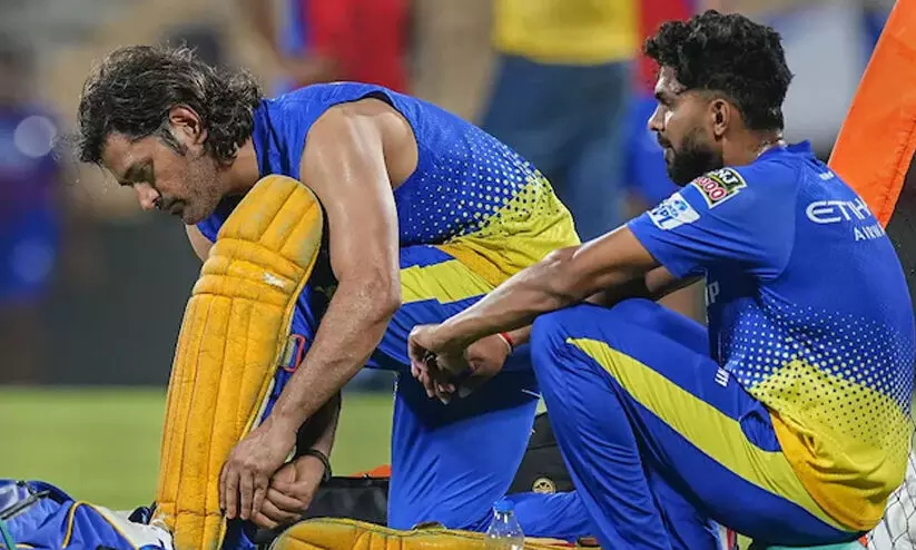 ധോണിയെ ബാറ്റിങ്ങിന് നേരത്തെ ഇറക്കിയില്ല; ചെന്നൈ നായകനെ വിമർശിച്ച് മുൻ താരങ്ങൾ