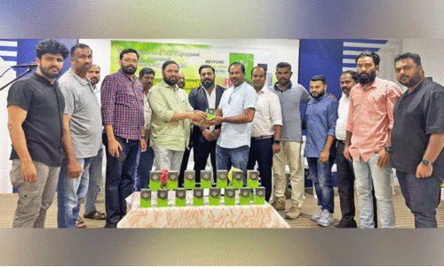 KMCC Beypur Mandalam Perfume Challenge inaugurating State President Nasser Al Mashhoor Tanghal by giving to Zakir Hussain.