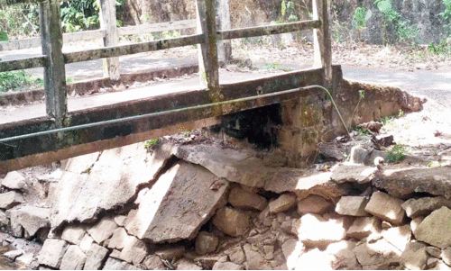 പാ​ല​ത്തി​ന​രി​കെ ക​രി​ങ്ക​ൽ​ക്കെ​ട്ട് ഇ​ടി​ഞ്ഞു പു​ന​ര്‍നി​ര്‍മാ​ണ​ത്തി​ന് ന​ട​പ​ടി​യി​ല്ല