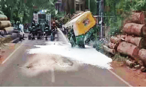 പന്ന്യന്നൂരിൽ സി.എൻ.ജി ഓട്ടോ ടിപ്പറിലും കാറിലുമിടിച്ച് മറിഞ്ഞു;ഗ്യാസ് ലീക്കായത് പരിഭ്രാന്തി പരത്തി പന്ന്യന്നൂരിൽ സി.എൻ.ജി ഓട്ടോ ടിപ്പറിലും കാറിലുമിടിച്ച് മറിഞ്ഞു;ഗ്യാസ് ലീക്കായത് പരിഭ്രാന്തി പരത്തി