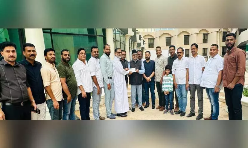 inaugurating sneha sparsham expatriate widow pension scheme by accepting the sponsorship amount for ten widows from majeed theruvath by panakkad sayid sadiqali shihab thangal