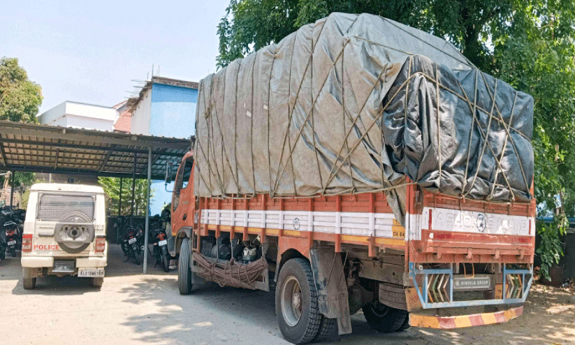 20 ലക്ഷത്തിന്റെ പടക്കവുമായി രണ്ടുപേർ പിടിയിൽ 20 ലക്ഷത്തിന്റെ പടക്കവുമായി രണ്ടുപേർ പിടിയിൽ