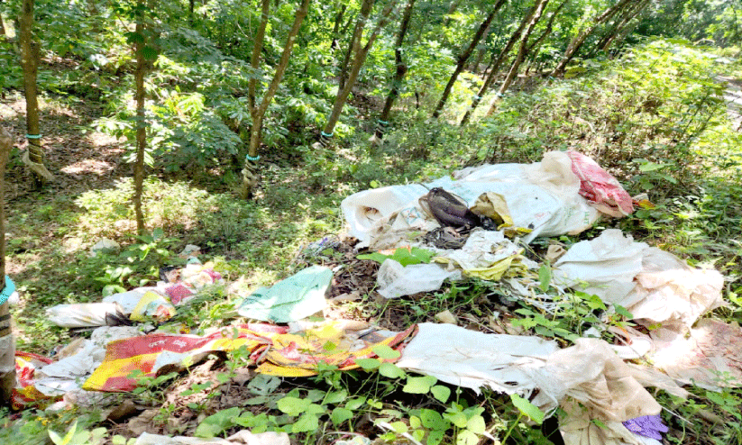 റോഡ് നീളെ മാലിന്യം തള്ളി സാമൂഹികവിരുദ്ധർ