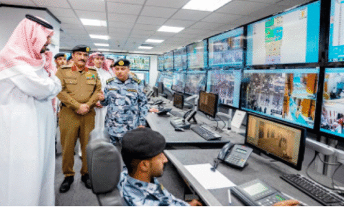 ഗ​വ​ർ​ണ​ർ മ​സ്​​ജി​ദു​ന്ന​ബ​വി​യി​ൽ എത്തി