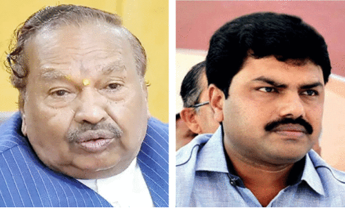 കെ.​എ​സ്. ഈ​ശ്വ​ര​പ്പ​യു​ടെ പ്ര​ചാ​ര​ണ​ത്തി​ന് ന​രേ​ന്ദ്ര മോ​ദി​യു​ടെ ചി​ത്ര​ങ്ങ​ളും