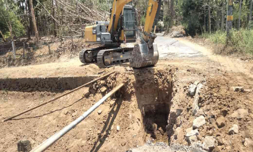 താ​ൽ​ക്കാ​ലി​ക റോ​ഡൊ​രു​ക്കാ​തെ ക​ലു​ങ്ക് നിർമാണം; ഗ​താ​ഗ​ത ത​ട​സ്സം പ​തി​വ്